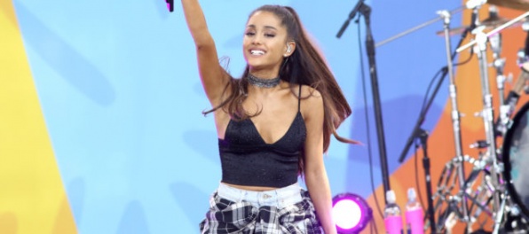 Ariana Grande sa stretla s fanúšikmi, ktorých zranil výbuch v Manchestri
