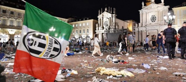 V Turíne nastala panika počas sledovania finále Ligy majstrov, vybuchla pyrotechnika