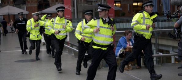Aktualizované: Britská polícia po útoku zasahovala na východe Londýna, zadržala 12 podozrivých