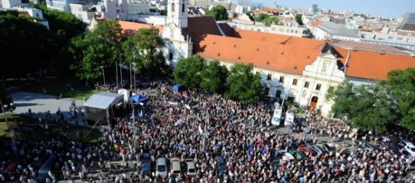 Dosť bolo Fica a Kaliňák odstúpiť, skandovali tisícky ľudí na protikorupčnom pochode v Bratislave