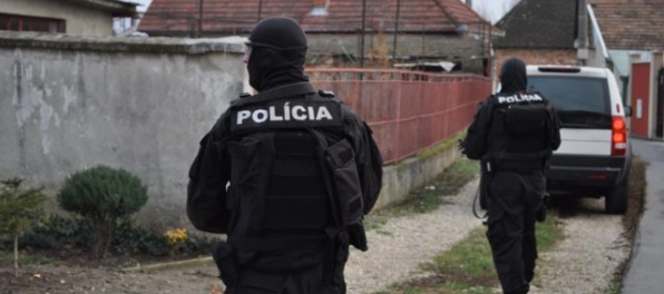 Video: Národná jednotka finančnej polície zasahuje na západnom a strednom Slovensku