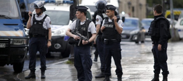 Aktualizované: Pri Notre Dame v Paríži sa strieľalo, polícia vyšetruje incident ako teroristický čin