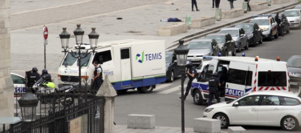 Útočník z Notre-Dame útočil kladivom a nožmi, “To je za Sýriu,” kričal