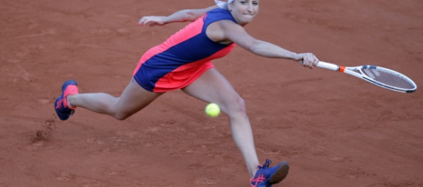 Bacsinszká a Ostapenková sú prvými semifinalistkami Roland Garros, zahrajú si na svoje narodeniny