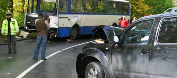 V Trebišovskom okrese sa zrazili dve autá a autobus, dôchodca zrejme nedal prednosť