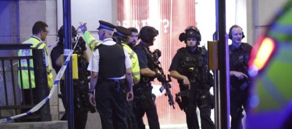 Londýnom otriasli ďalšie výbuchy, polícia zneškodnila dve podozrivé vozidlá