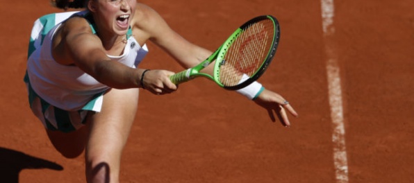 Trojsetové súboje rozhodli o finalistkách Roland Garros, o trofej sa pobijú Halepová a Ostapenková