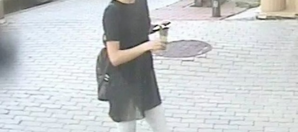 Foto: Z bankomatu zmizlo zabudnutých 400 eur, pátrajú po totožnosti mladej ženy