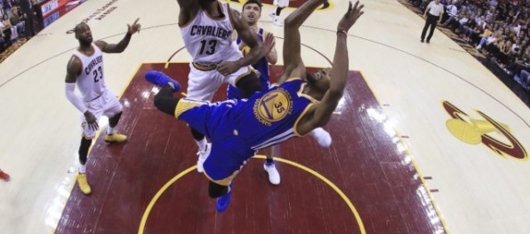Video: Warriors utŕžili prvú prehru v play-off NBA, Cleveland sa udržal v hre o titul