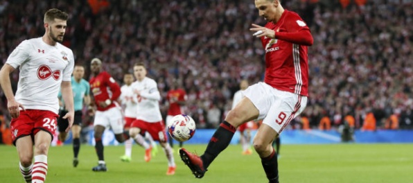 Švédského futbalového bombardéra Zlatana Ibrahimoviča láka prvý klub
