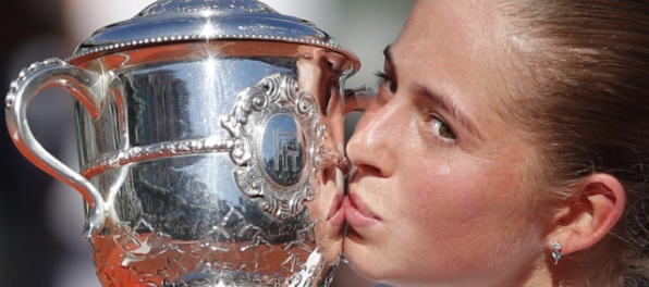 Foto: Halepová viedla vo finále Roland Garros 6:4 a 3:0, ale z trofeje sa teší Ostapenková