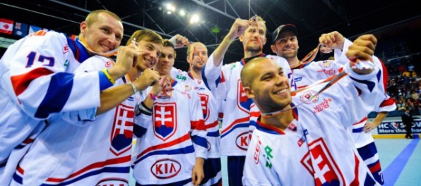 Video: Slováci vo finále MS v hokejbale zdolali Kanaďanov a skompletizovali zlatý hetrik