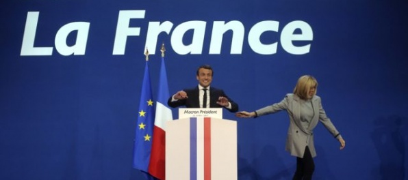 Macronovo hnutie s netradičnou kandidátkou, Le Penovej Národný front má finančné problémy