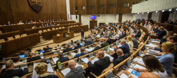 Po takmer mesačnej pauze zasadne parlament, poslanci prerokujú 69 bodov programu
