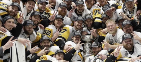 Video: Pittsburgh zvíťazil na ľade “predátorov” a obhájil Stanleyho pohár (aktualizované)