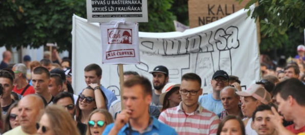 Foto: “Hlavy hore, Kali dole” aj “Chceme právny štát”, skandovali ľudia na pochode v Prešove