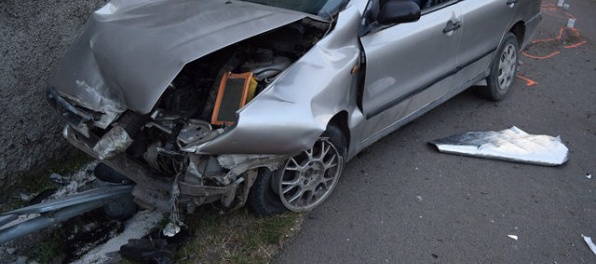 Foto: Mladík bez vodičáku vletel do mostíka a betónového plota, zranili sa štyri deti