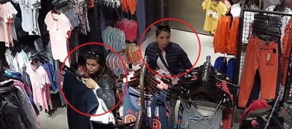 Foto: Polícia hľadá dve ženy, objasňuje krádež v nákupnom centre
