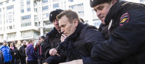 Putin je zlodej, kričali demonštranti v Rusku. Polícia pozatýkala vyše tisíc ľudí vrátane Navaľného