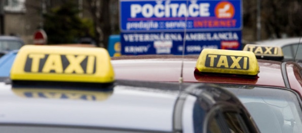 Do tichého protestu sa v Bratislave zapojilo päťsto taxikárov
