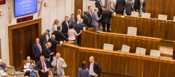 Aktualizované: Poslanci v tajnej voľbe nezvolili šéfa RTVS, do 2. kola postúpili Rezník a Mika