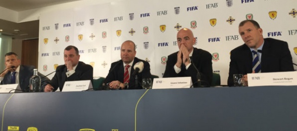 IFAB chce skrátiť trvanie futbalového zápasu, niektorým hráčom sa nápad páči