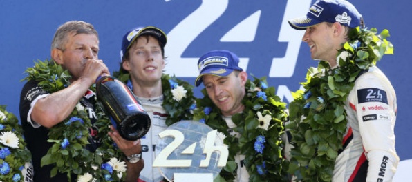 24 hodín Le Mans opäť ovládlo Porsche, Konôpkov tím napriek problémom dokončil