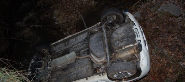Mladík so zákazom šoférovať zomrel pri nehode, dostal šmyk a auto skončilo na streche v potoku