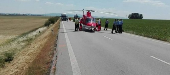 Aktualizované: Vodička narazila do stromu, leteckí záchranári ratovali aj šoféra Fiatu