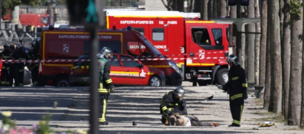 Video: Panika v Paríži, na Champs-Elysées zaútočil ozbrojenec na policajné auto