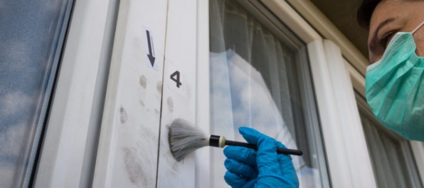 V jednom z košických bytov našli mŕtveho muža, vyšetrujú to ako podozrenie z násilného činu