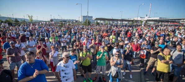 Foto: Volkswagen Slovakia ochromil ostrý štrajk, zamestnanci bojujú aj za vyššie platy (aktualizované)