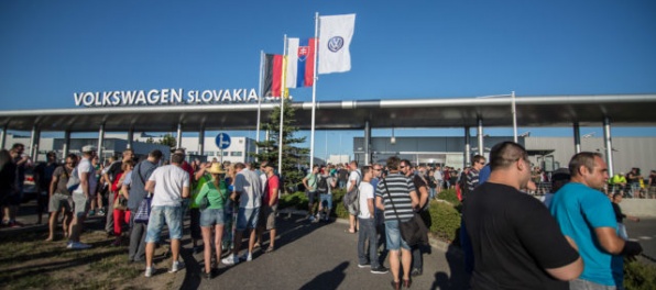 Zamestnanci Volkswagen Slovakia vstúpili do ostrého štrajku