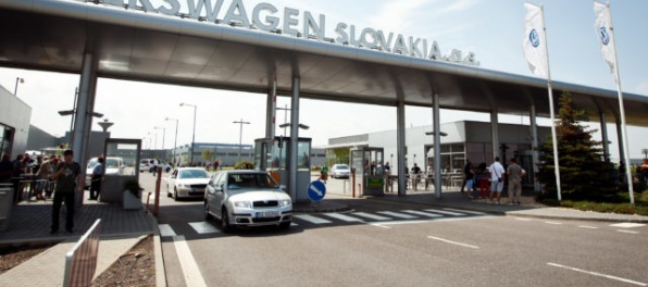 V bratislavskom závode Volkswagen nahlásili bombu, zamestnancov museli evakuovať