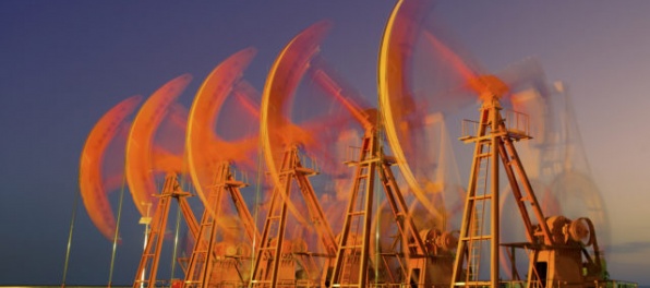 Ropa výrazne zlacnela, oslabilo aj zlato