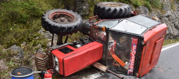 Opitý traktorista nabral elektrickú rozvodnú skriňu na stĺpe, odpojil tak 20 domácností