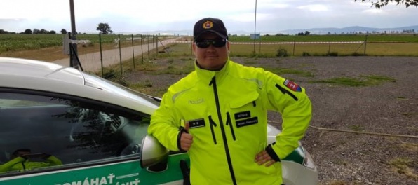 Policajti namerali mladú vodičku, ktorá pomáhala tehotnej kamarátke