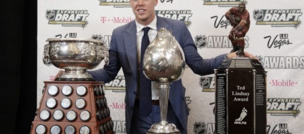 Foto: V Las Vegas rozdávali individuálne ocenenia NHL, Connor McDavid si odniesol tri trofeje