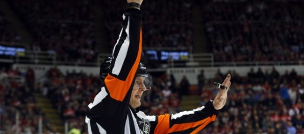 V NHL chcú dvoma minútami trestať trénerov za neúspešnú výzvu na video