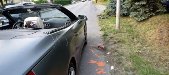 Foto: Vodič Mercedesu zrazil dvoch cyklistov, hľadajú svedkov nehody