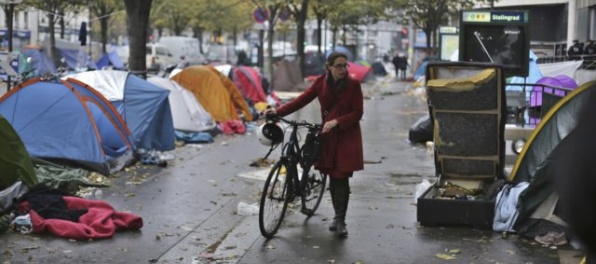 V uliciach Paríža kempujú tisíce utečencov za katastrofálnych podmienok