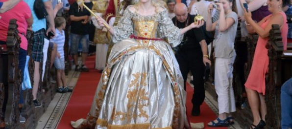 Foto: V Bratislave symbolicky korunovali Alžbetu Kristínu