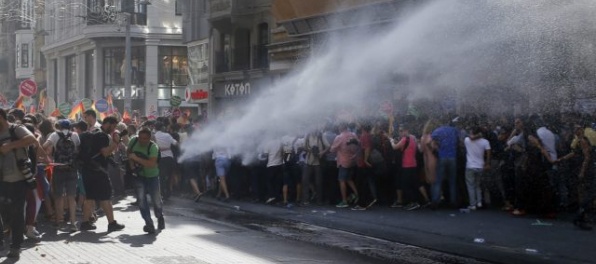 V Istanbule zakázali dúhový pochod, polícia zasiahla proti účastníkom slzným plynom