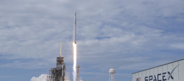 Raketa Falcon 9 na obežnú dráhu vyniesla druhú sadu nových satelitov