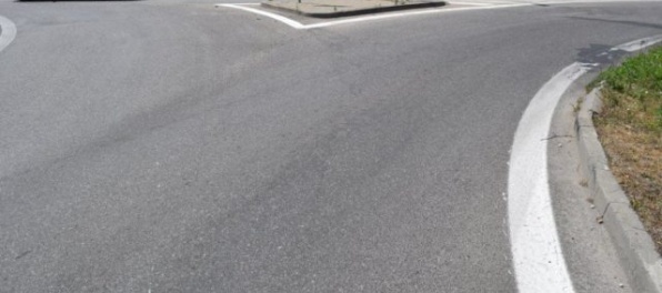 Polícia pátra po vodičovi, ktorý nedal prednosť cyklistke, tá skončila so zlomeninami