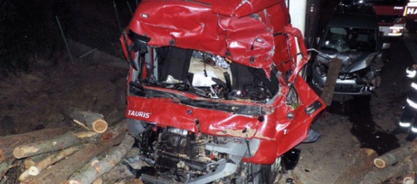 Foto: Vážna nehoda ochromila dopravu na R1, prevrátil sa kamión s drevom