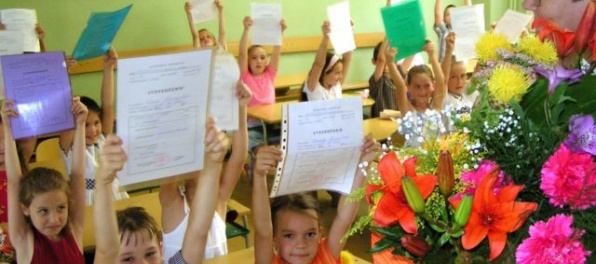 Žiaci v základných a stredných školách dostanú koncoročné vysvedčenia