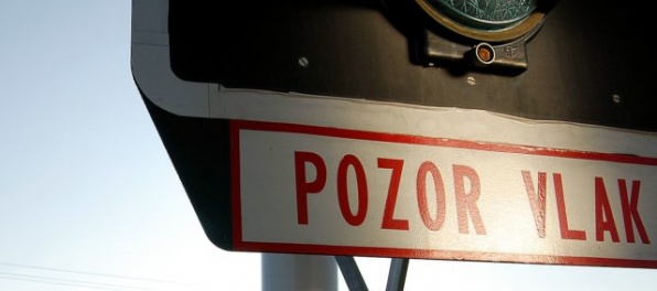 Zrážku vlaku s autom neprežil 22-ročný spolujazdec