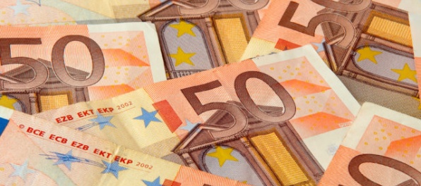 Pod 900 eur v hrubom zarába vyše polovica Slovákov, časť z nich si musí vystačiť s minimálnou mzdou