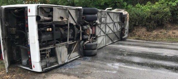 Foto: Medzi obcami Bučany a Trakovice sa prevrátil autobus, viezlo sa v ňom 52 ľudí